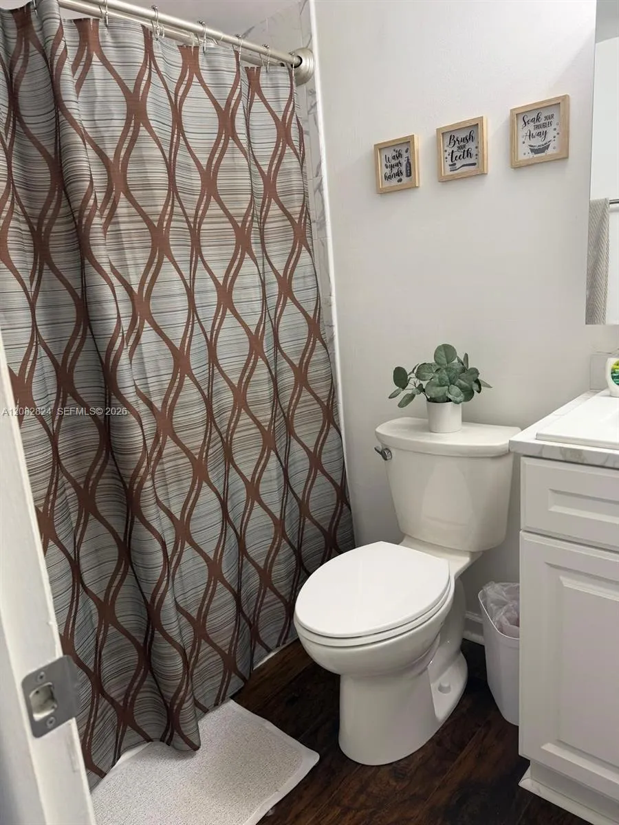 8220 Sunrise Lakes Blvd #211 Sunrise, FL 33322