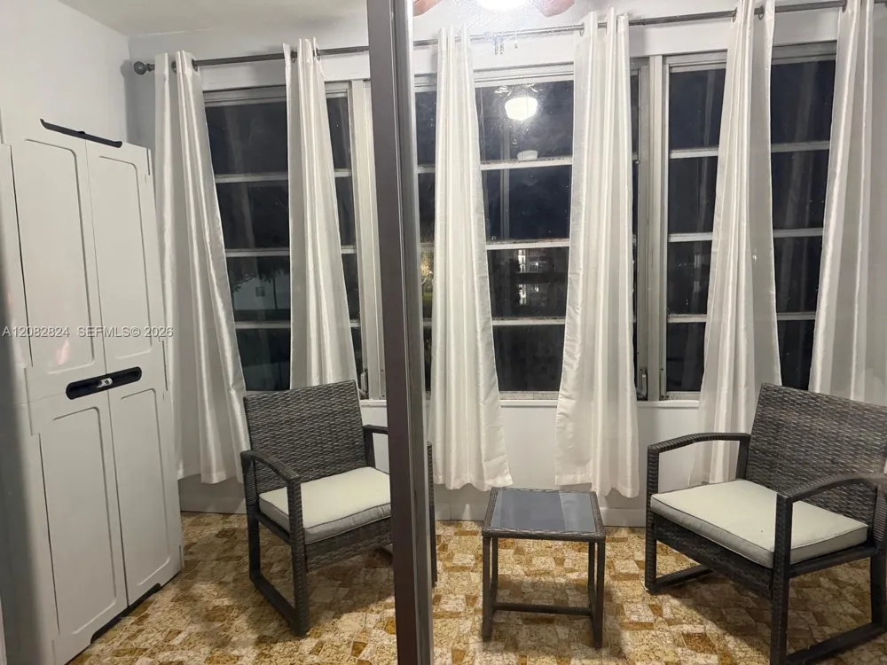 8220 Sunrise Lakes Blvd #211 Sunrise, FL 33322