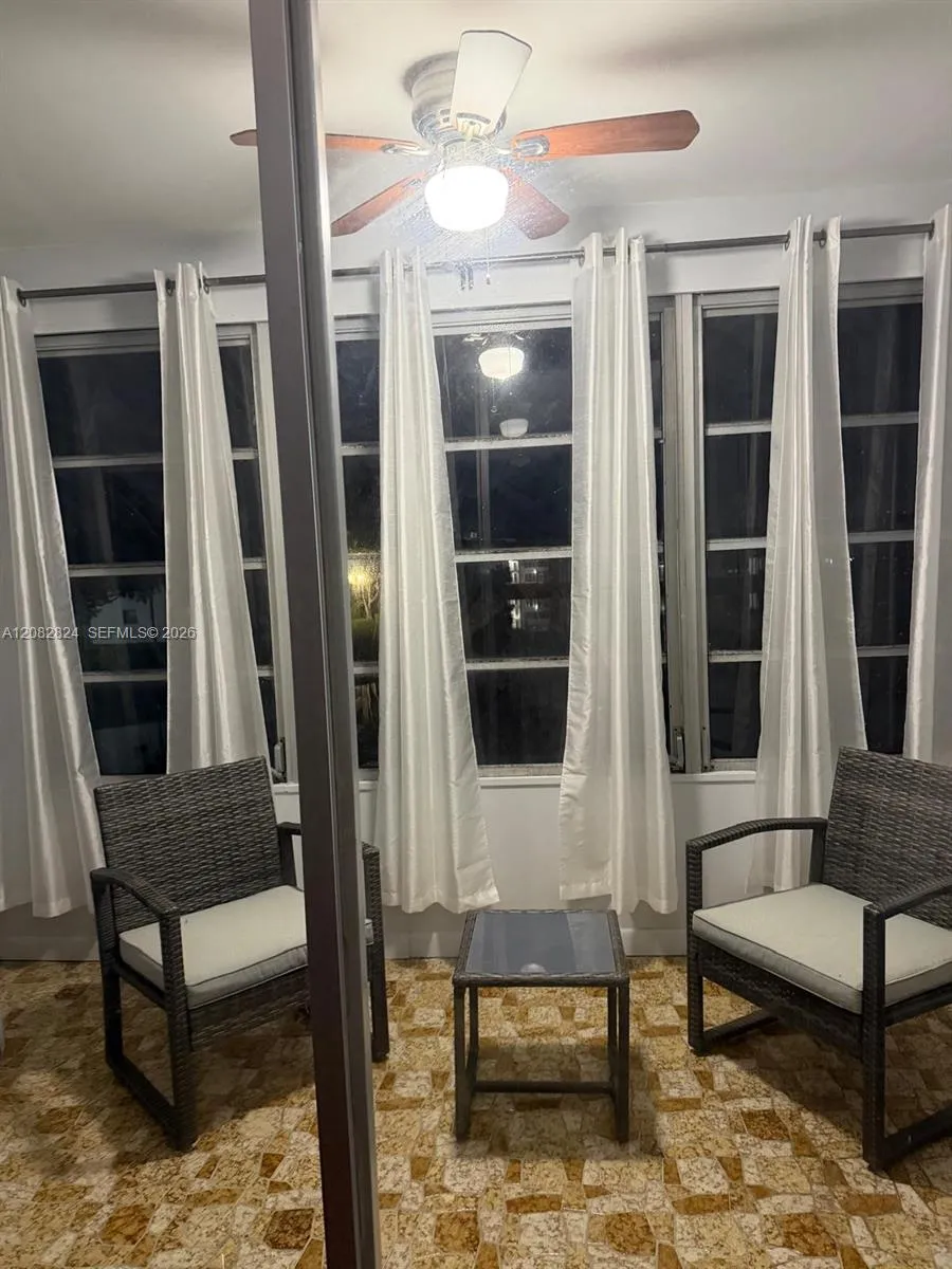 8220 Sunrise Lakes Blvd #211 Sunrise, FL 33322