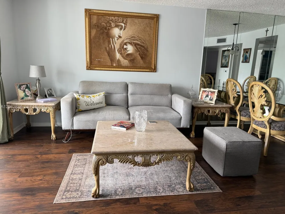 8220 Sunrise Lakes Blvd #211 Sunrise, FL 33322