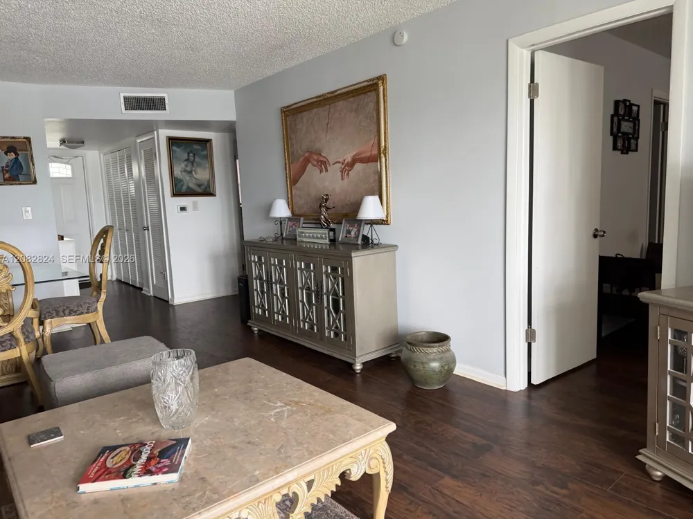 8220 Sunrise Lakes Blvd #211 Sunrise, FL 33322