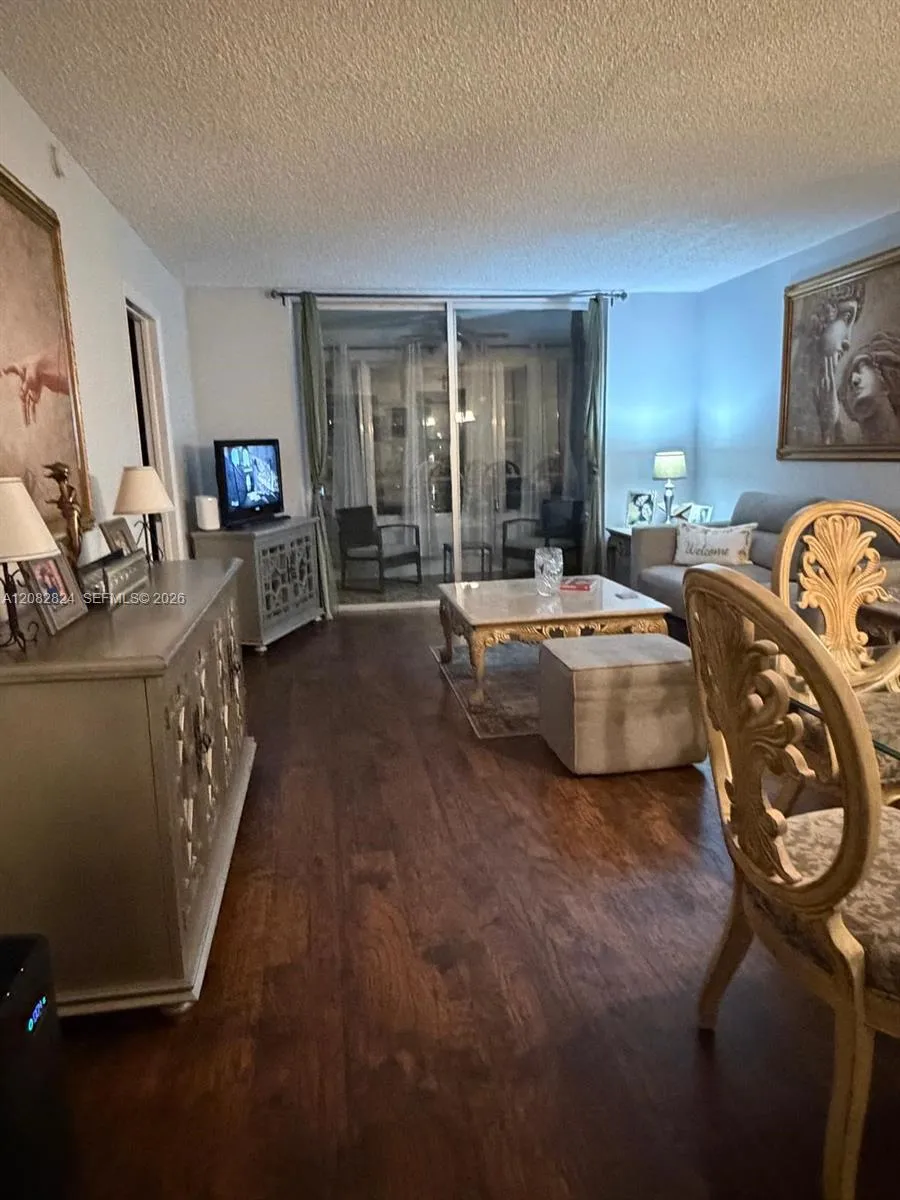 8220 Sunrise Lakes Blvd #211 Sunrise, FL 33322
