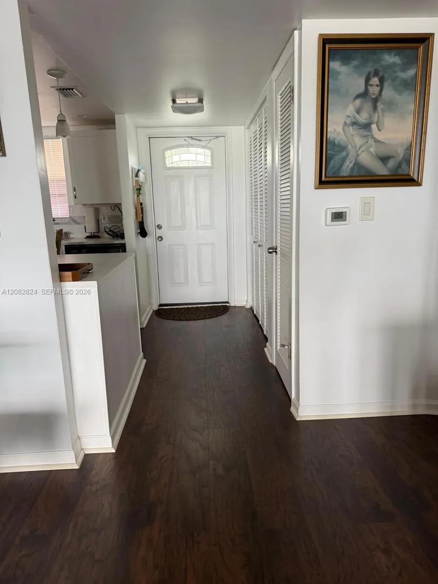 8220 Sunrise Lakes Blvd #211 Sunrise, FL 33322