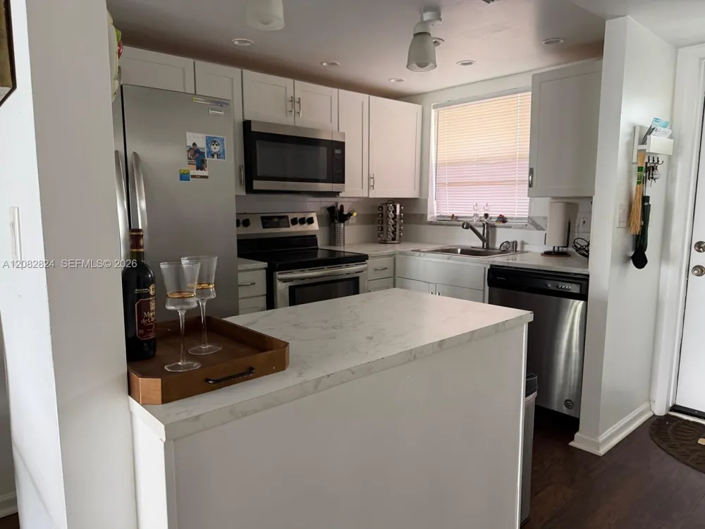 8220 Sunrise Lakes Blvd #211 Sunrise, FL 33322