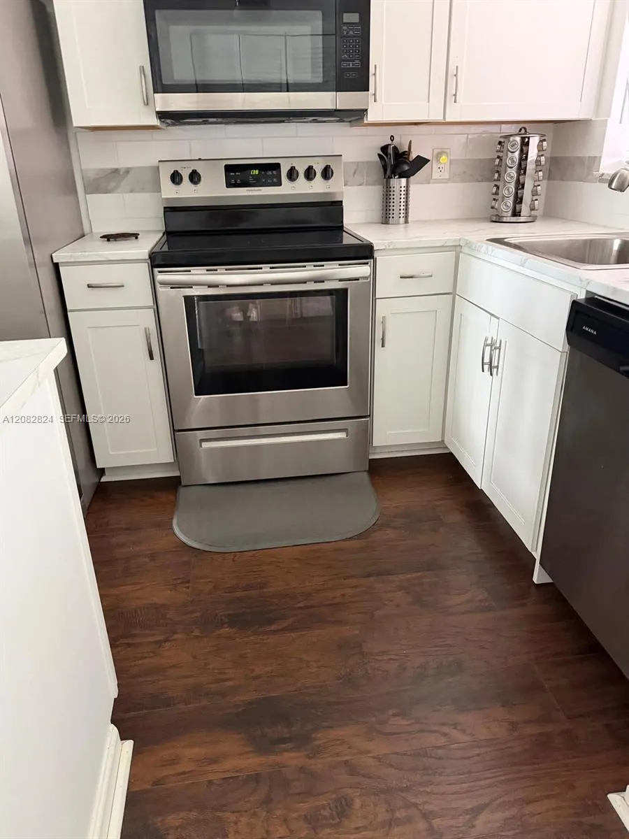 8220 Sunrise Lakes Blvd #211 Sunrise, FL 33322