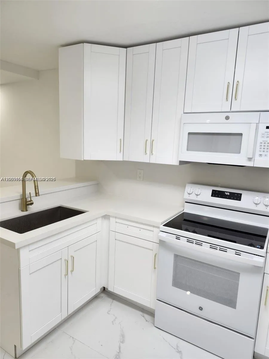 1780 NE 191st St #204-2 Miami, FL 33179