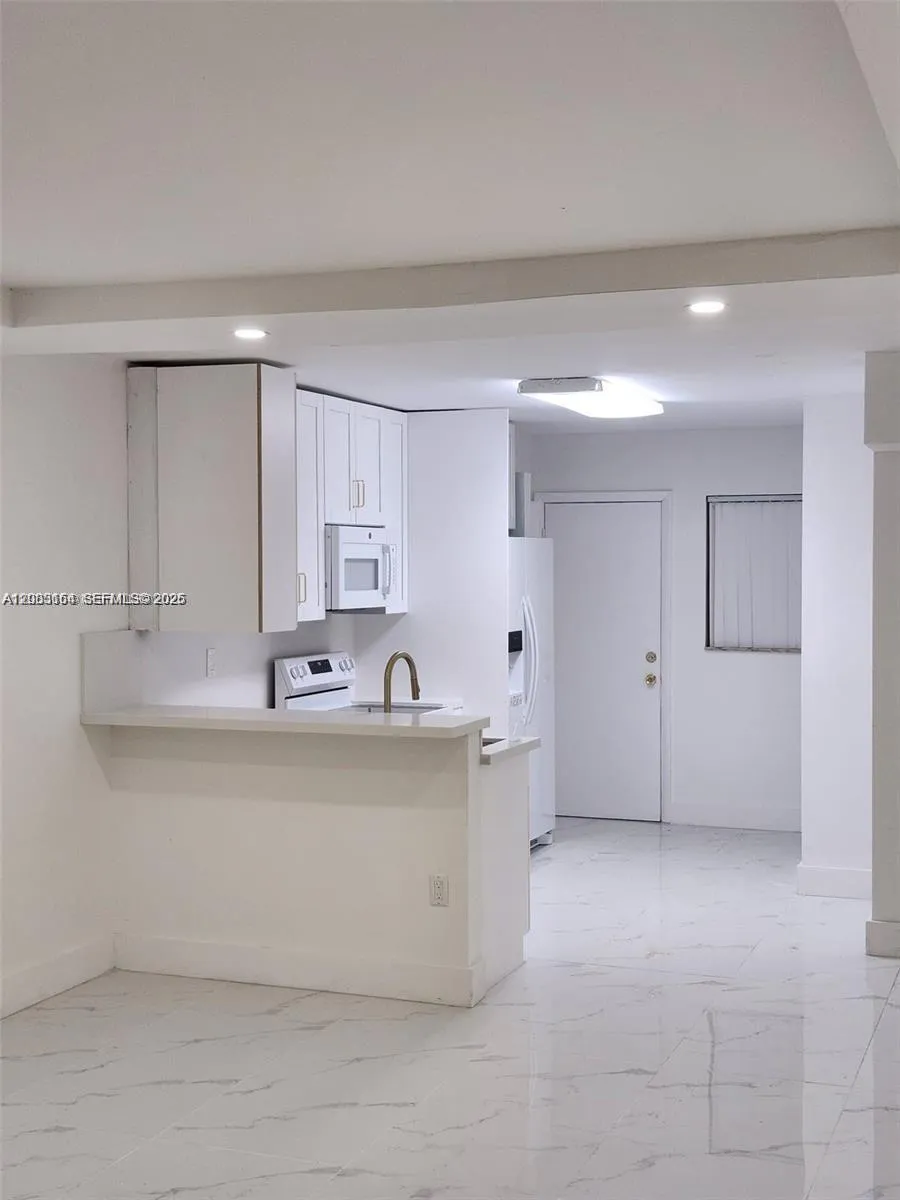 1780 NE 191st St #204-2 Miami, FL 33179