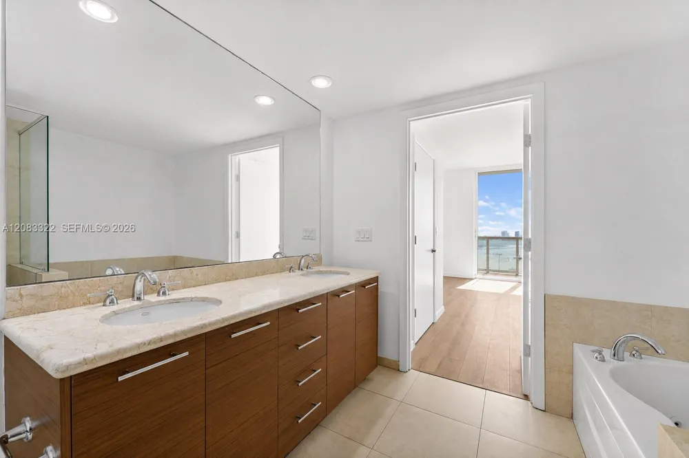 50 Biscayne Blvd #4704 Miami, FL 33132