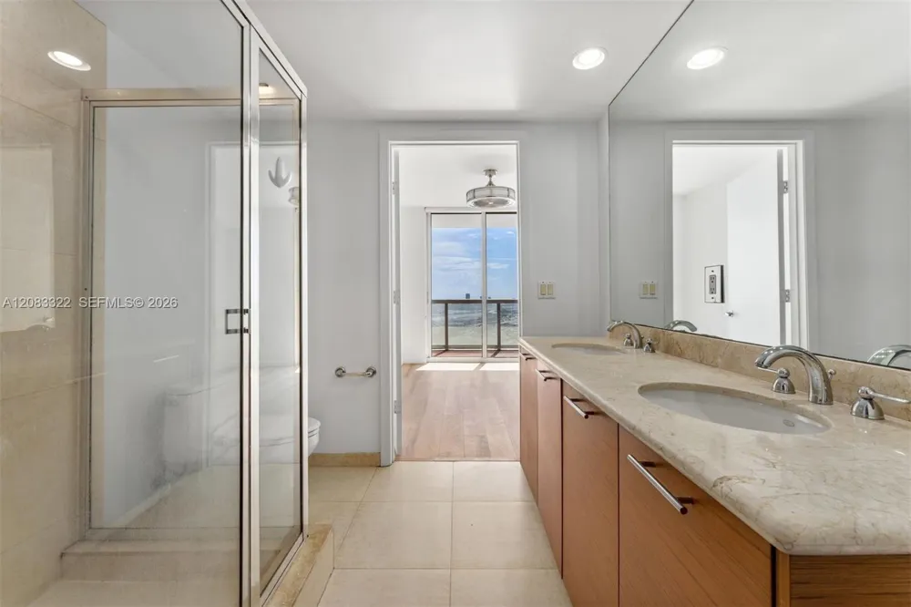 50 Biscayne Blvd #4704 Miami, FL 33132