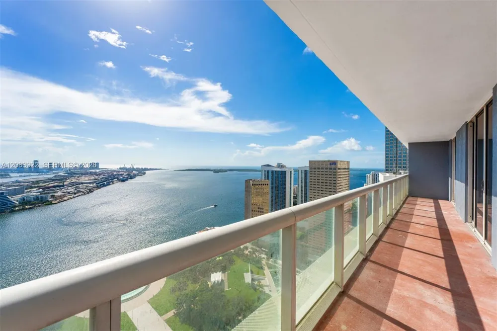 50 Biscayne Blvd #4704 Miami, FL 33132