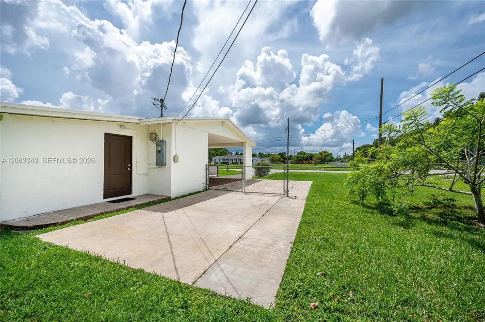 955 NW 15th St Homestead, FL 33030