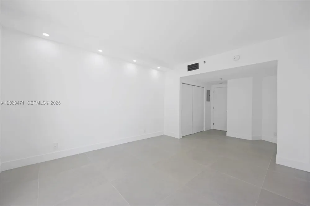 20281 E Country Club Dr #1008 Aventura, FL 33180