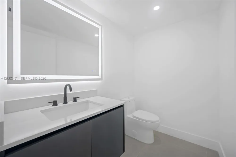 20281 E Country Club Dr #1008 Aventura, FL 33180