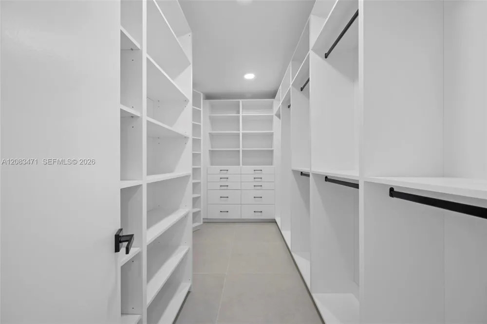 20281 E Country Club Dr #1008 Aventura, FL 33180