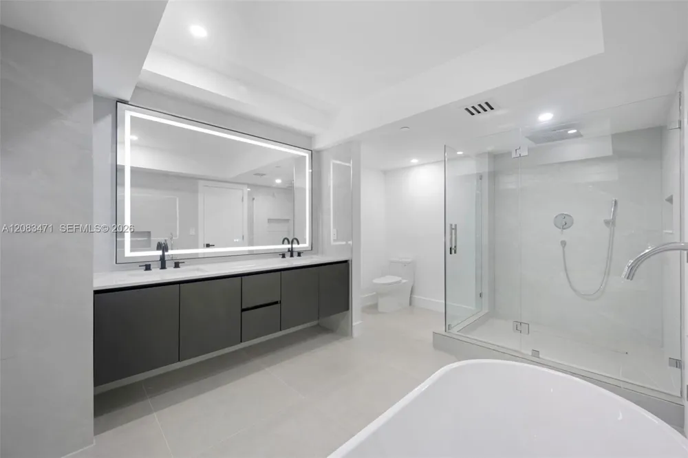 20281 E Country Club Dr #1008 Aventura, FL 33180
