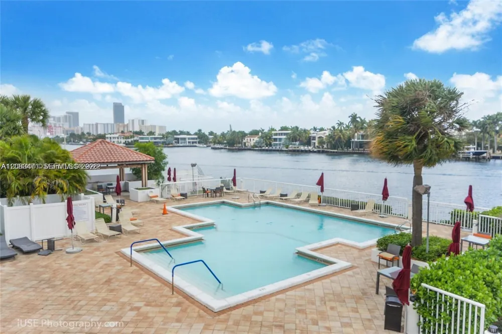 20281 E Country Club Dr #1008 Aventura, FL 33180