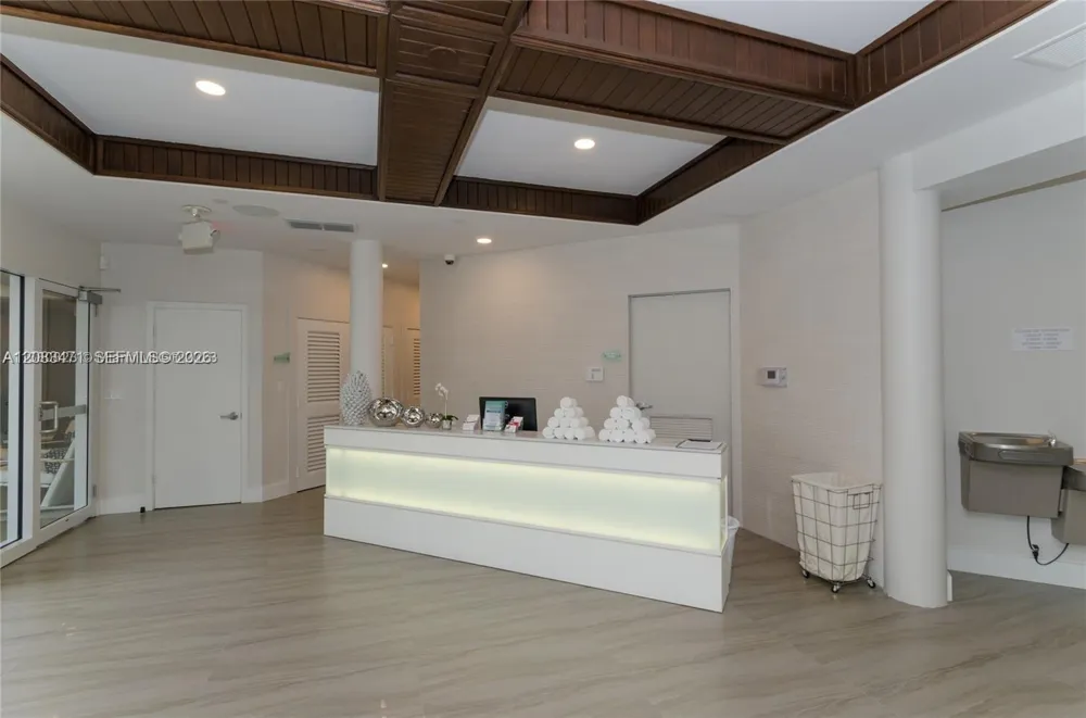 20281 E Country Club Dr #1008 Aventura, FL 33180