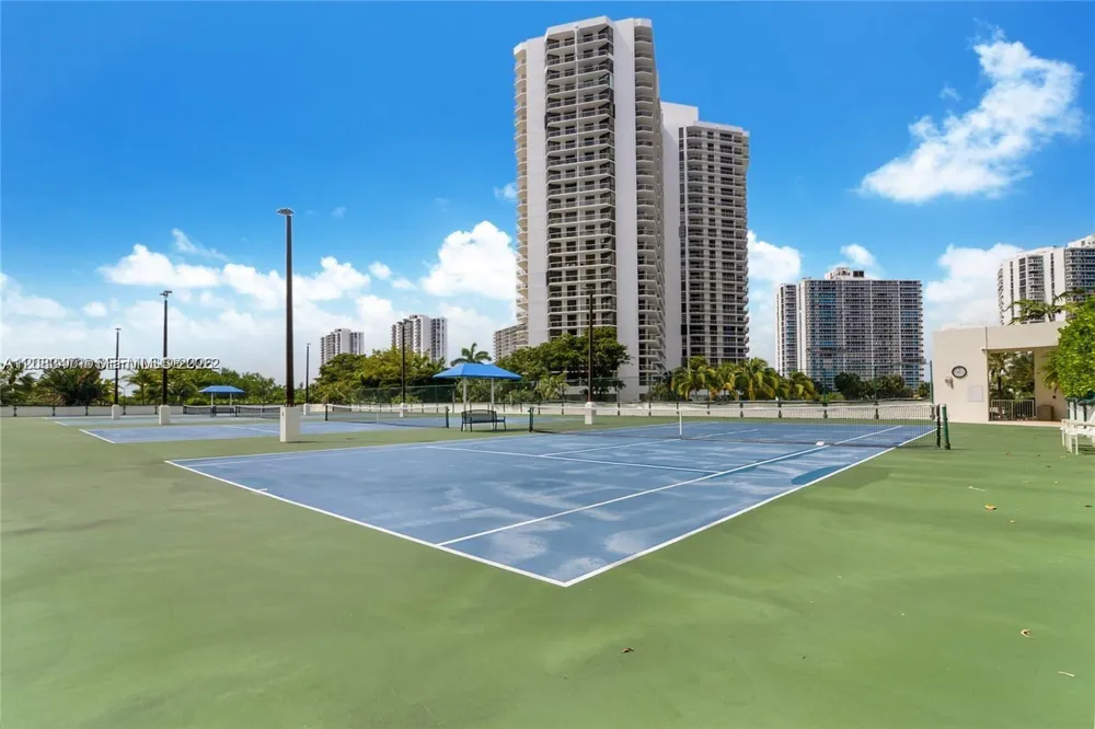 20281 E Country Club Dr #1008 Aventura, FL 33180