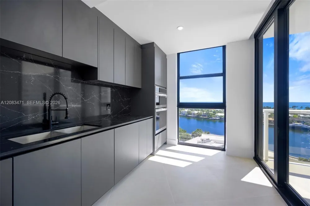 20281 E Country Club Dr #1008 Aventura, FL 33180