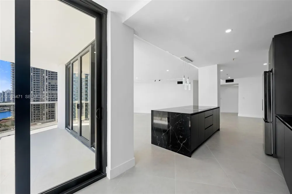 20281 E Country Club Dr #1008 Aventura, FL 33180