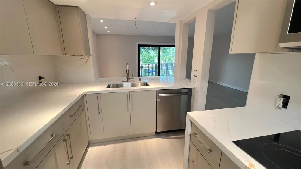 6855 Edgewater Dr #1CS Coral Gables, FL 33133