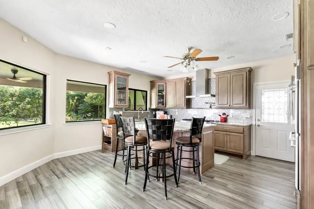 7 Summit Lake Drive Kingwood, TX 77339