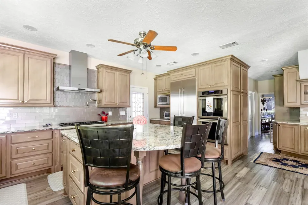 7 Summit Lake Drive Kingwood, TX 77339