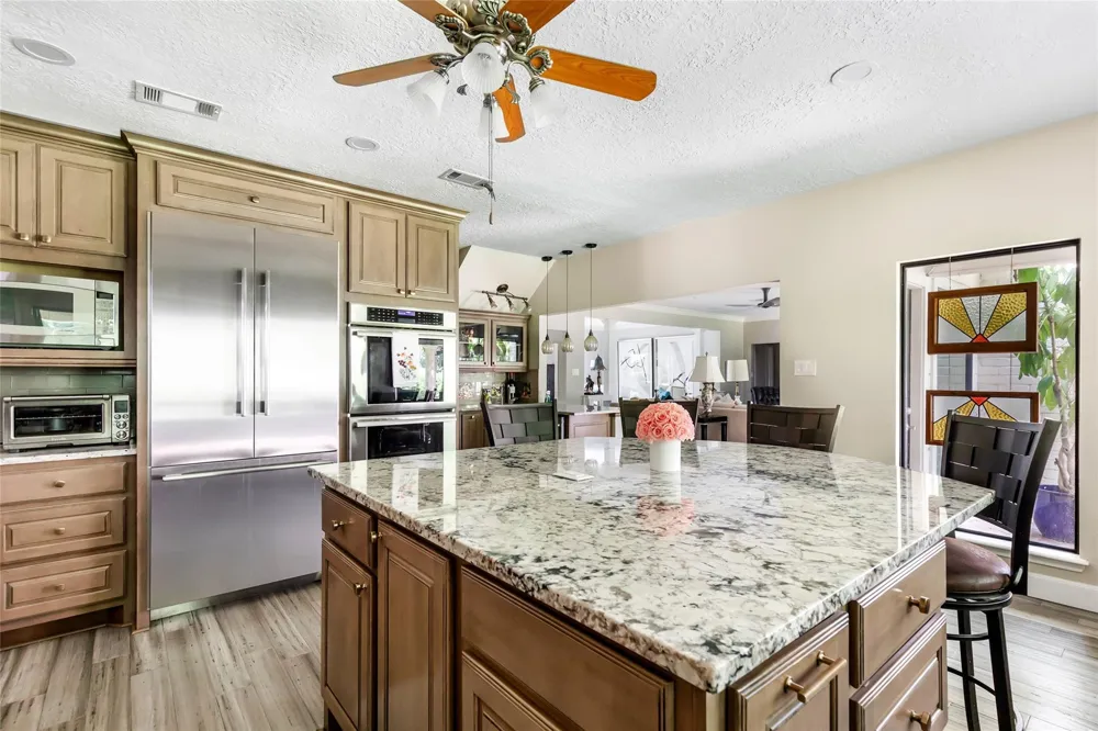 7 Summit Lake Drive Kingwood, TX 77339