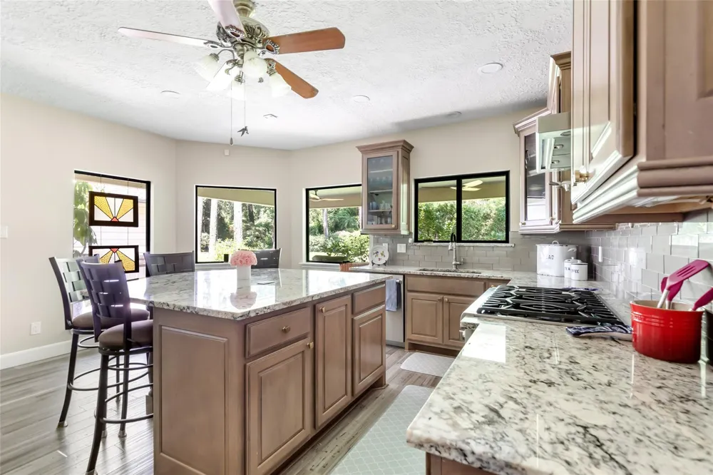 7 Summit Lake Drive Kingwood, TX 77339