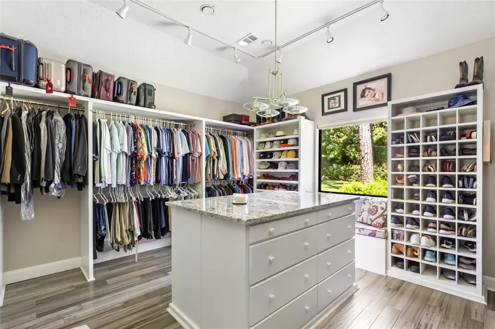 7 Summit Lake Drive Kingwood, TX 77339