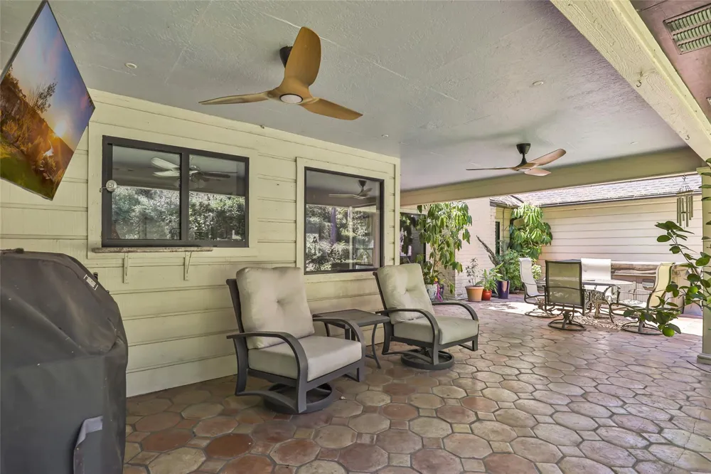 7 Summit Lake Drive Kingwood, TX 77339