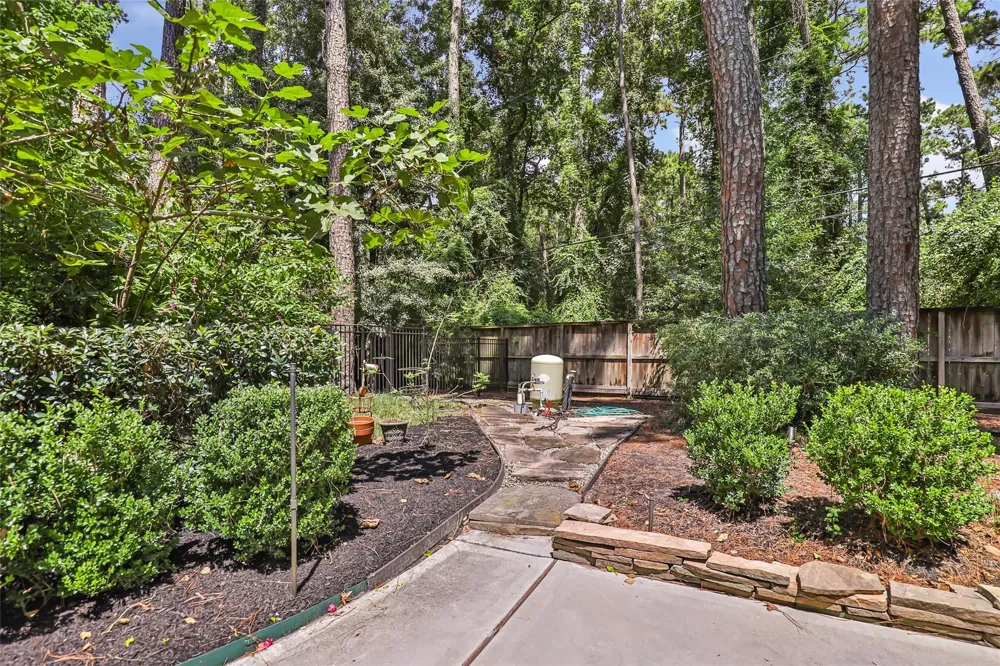 7 Summit Lake Drive Kingwood, TX 77339
