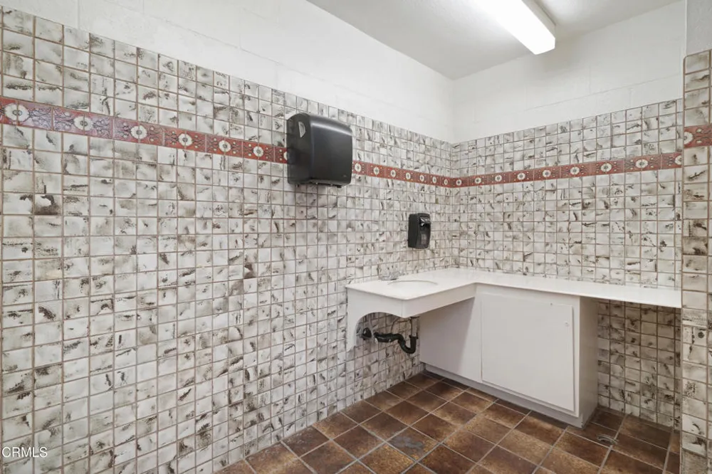 1301 E Main Street Santa Paula, CA 93060