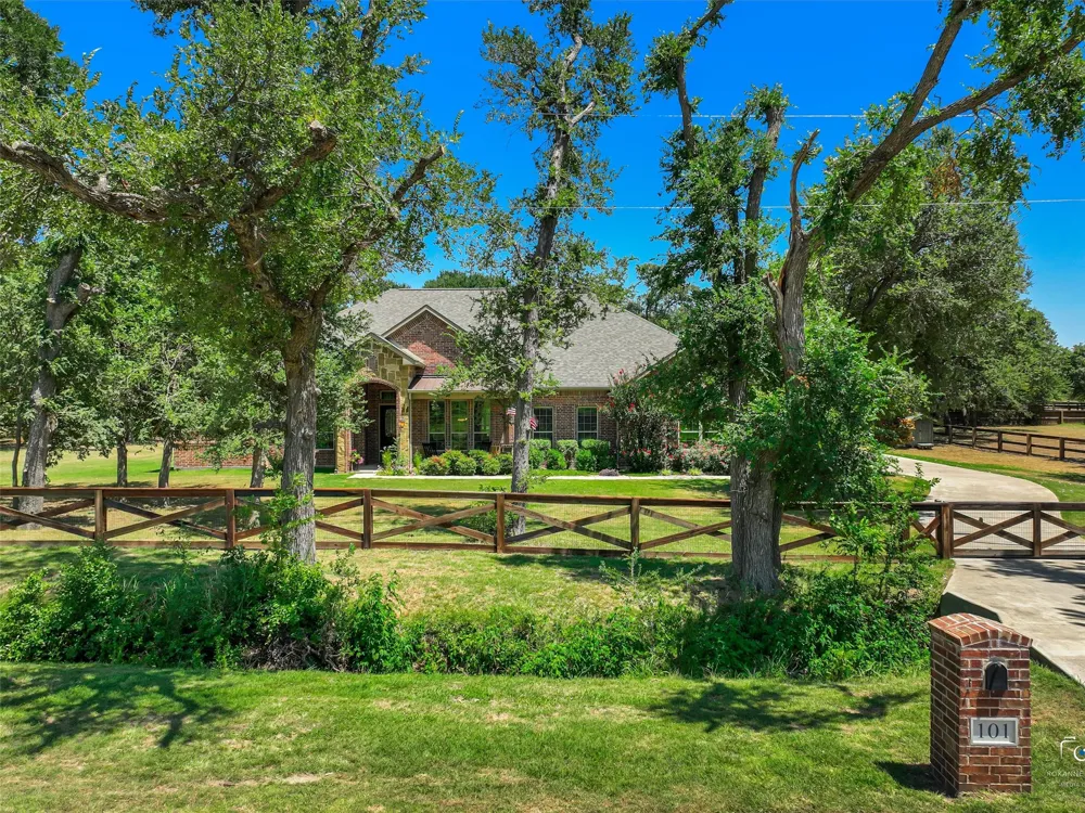 101 Sandlin Court Springtown, TX 76082