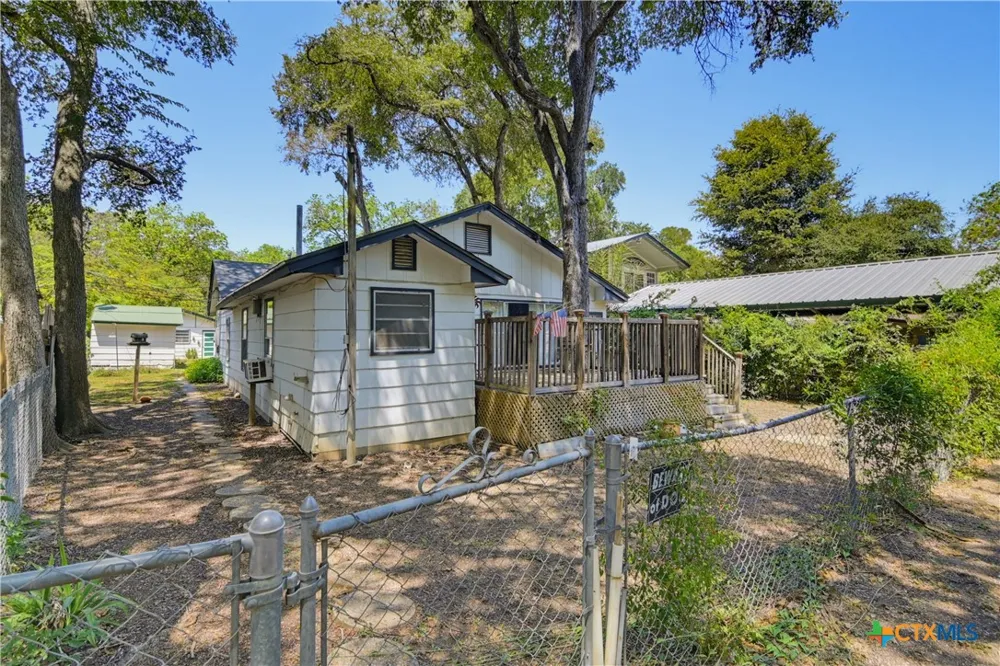 924 Lake Drive Seguin, TX 78155