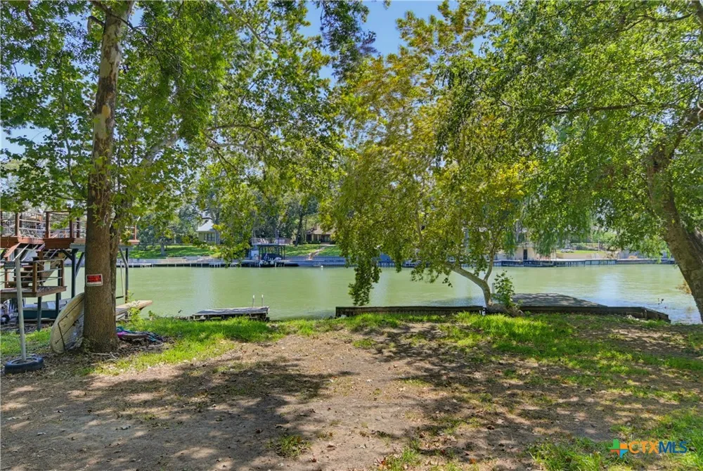 924 Lake Drive Seguin, TX 78155