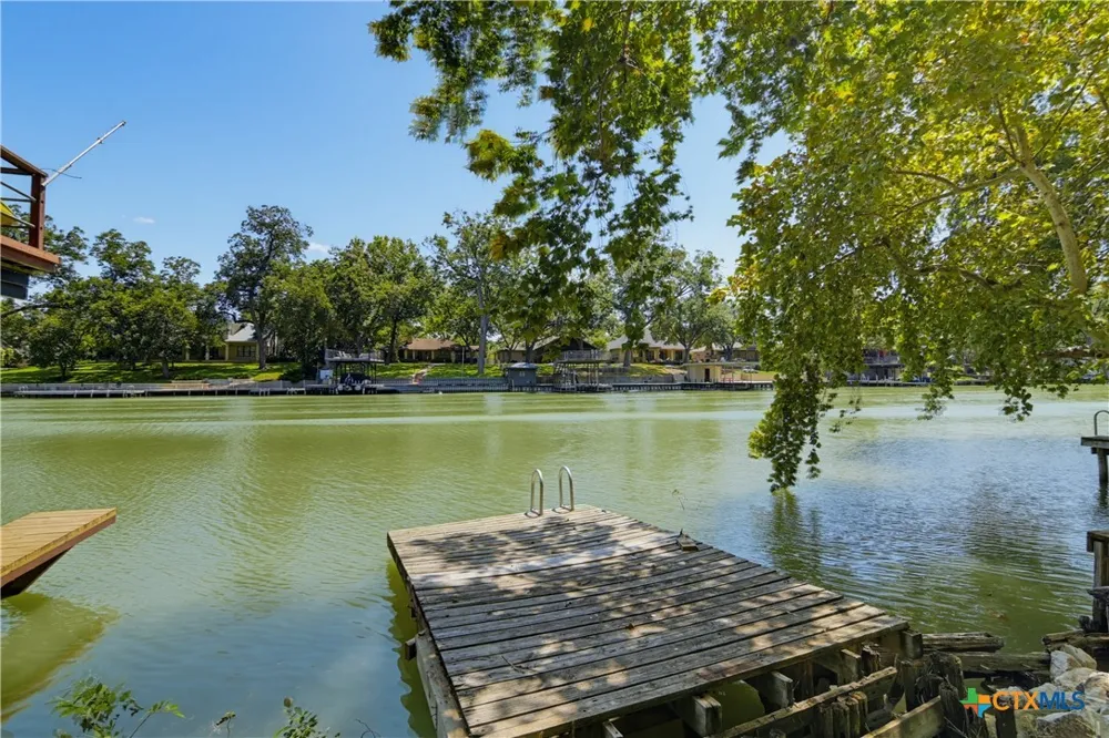 924 Lake Drive Seguin, TX 78155