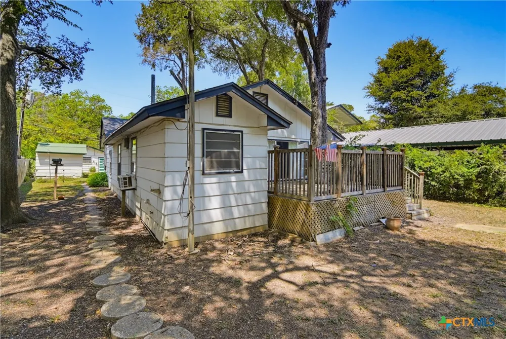 924 Lake Drive Seguin, TX 78155