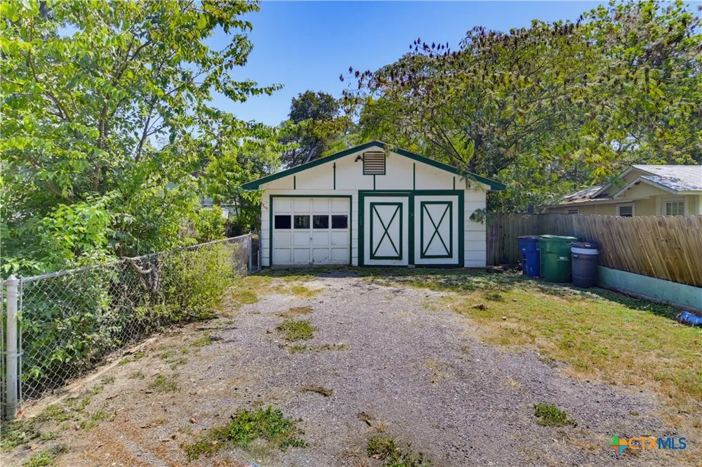 924 Lake Drive Seguin, TX 78155