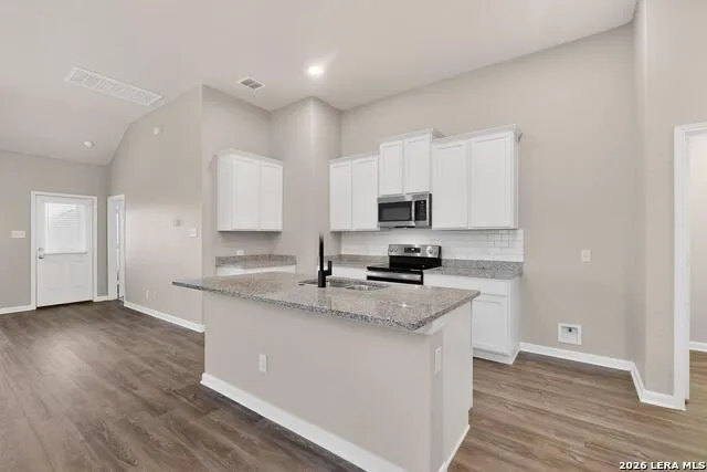 1141 AMBER LK Seguin, TX 78155