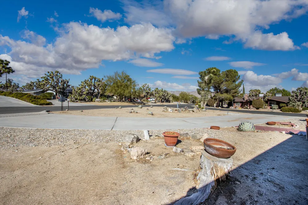8687 Grand Avenue Yucca Valley, CA 92284