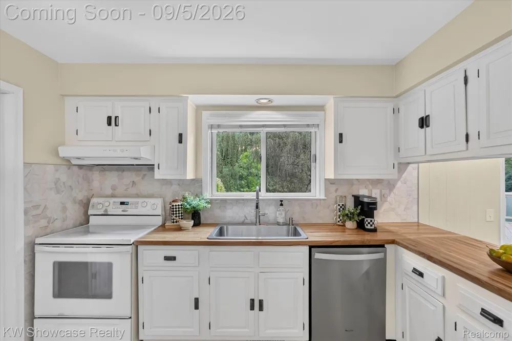 8254 Sandpiper Street Canton Charter Township, MI 48187