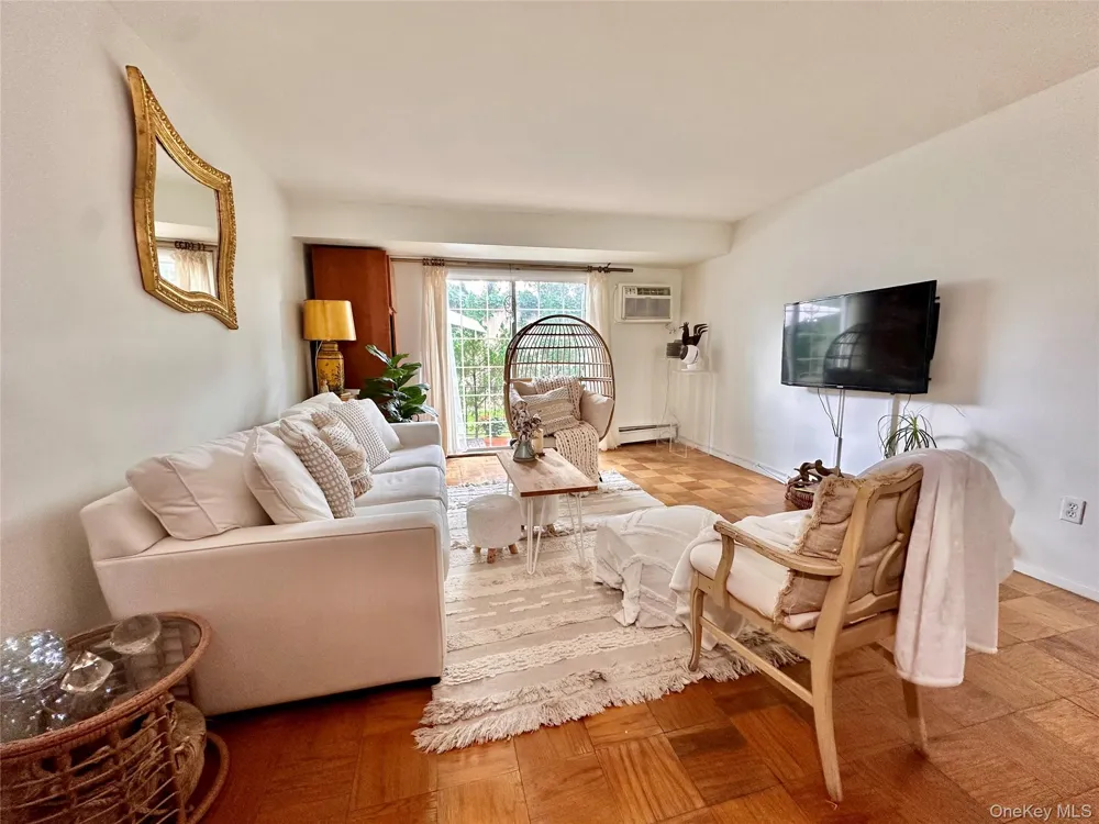 704 Towne House Village #704 Hauppauge, NY 11749