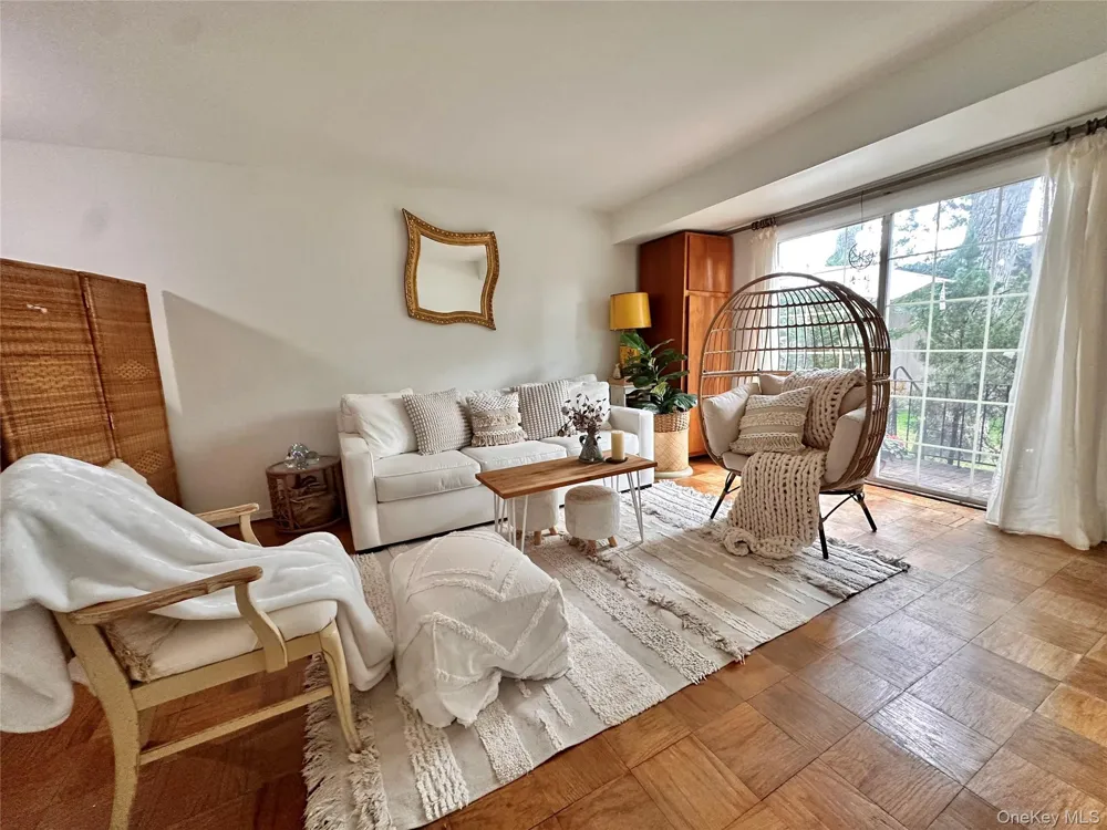 704 Towne House Village #704 Hauppauge, NY 11749