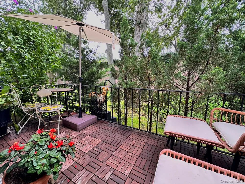 704 Towne House Village #704 Hauppauge, NY 11749