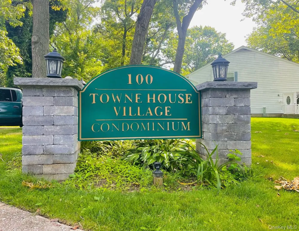 704 Towne House Village #704 Hauppauge, NY 11749