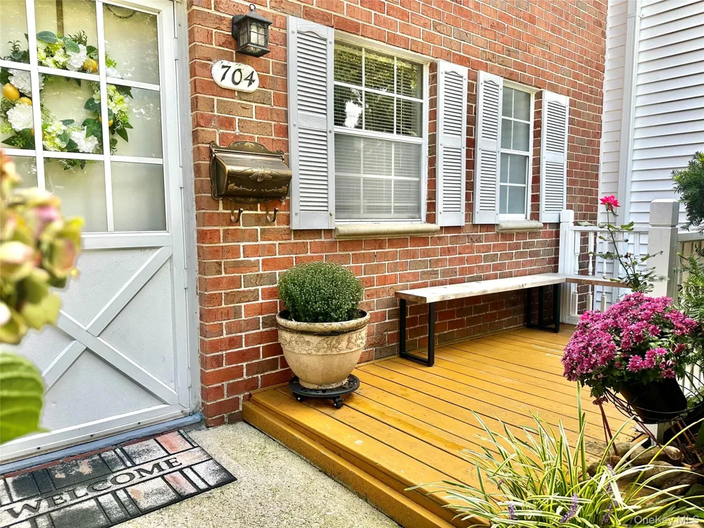 704 Towne House Village #704 Hauppauge, NY 11749