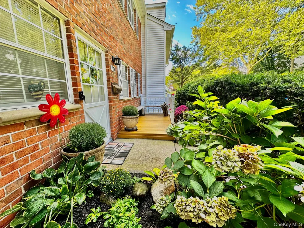 704 Towne House Village #704 Hauppauge, NY 11749