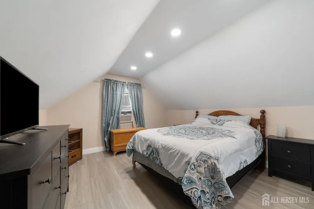 296 Saint James Avenue Woodbridge Proper, NJ 07095