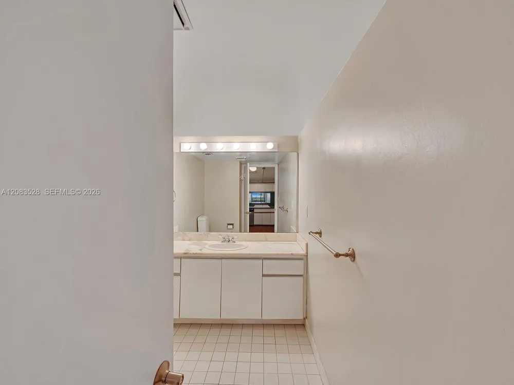 2555 Collins Ave #1604 Miami Beach, FL 33140